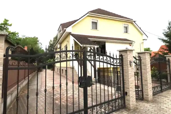 Eladó családi ház, Albertirsa 7 szoba 240 m² 97 M Ft