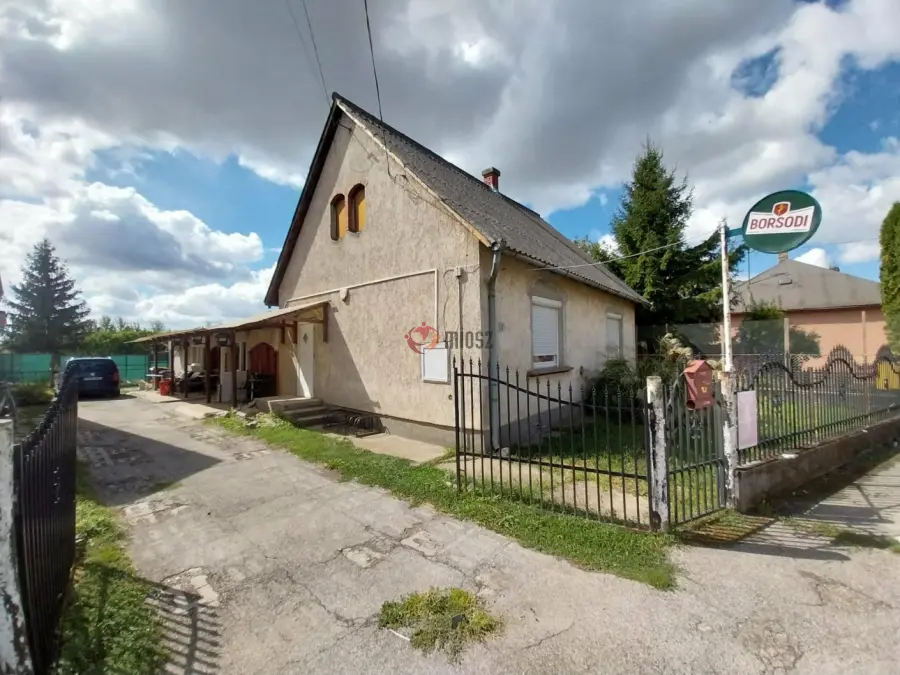 eladó családi ház, Bana
