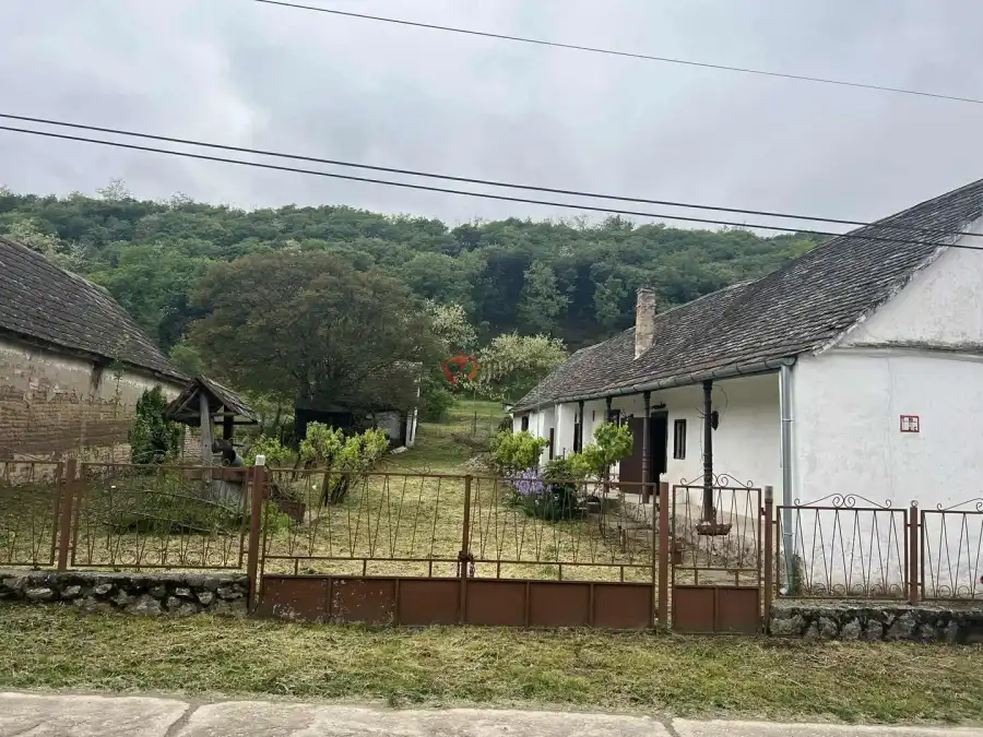 eladó családi ház, Báta