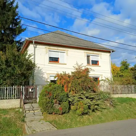 eladó családi ház, Cered