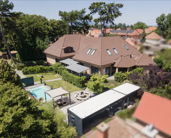 Eladó családi ház, Dunakeszi 8 szoba 650 m² 439 M Ft