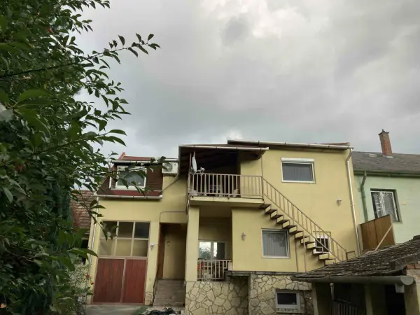 Eladó családi ház, Esztergom 4+3 szoba 150 m² 119.9 M Ft