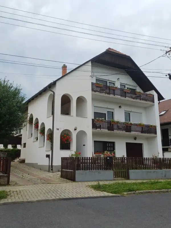 Eladó családi ház, Hévíz 8 szoba 300 m² 164.4 M Ft