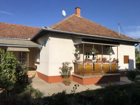 eladó családi ház, Kamut