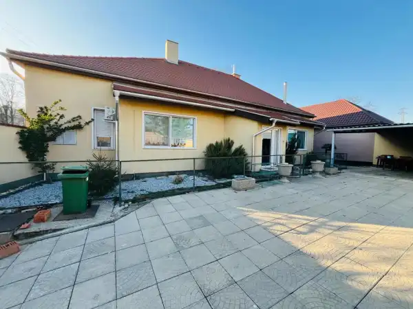 Eladó családi ház, Komárom 4 szoba 140 m² 89.9 M Ft