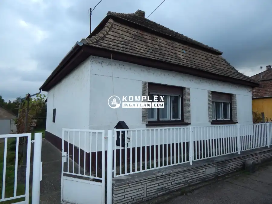 eladó családi ház, Környe