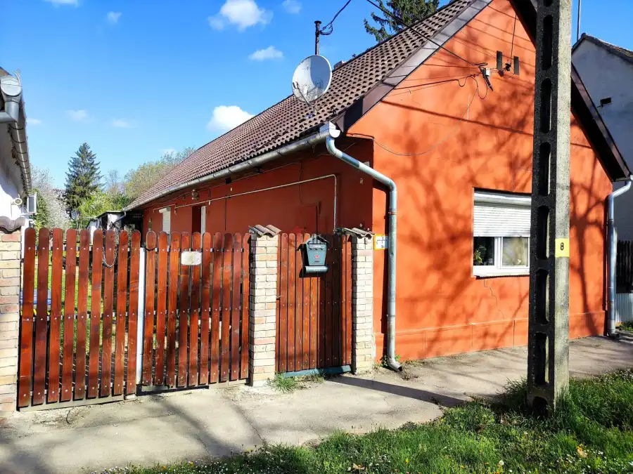 eladó családi ház, Lánycsók