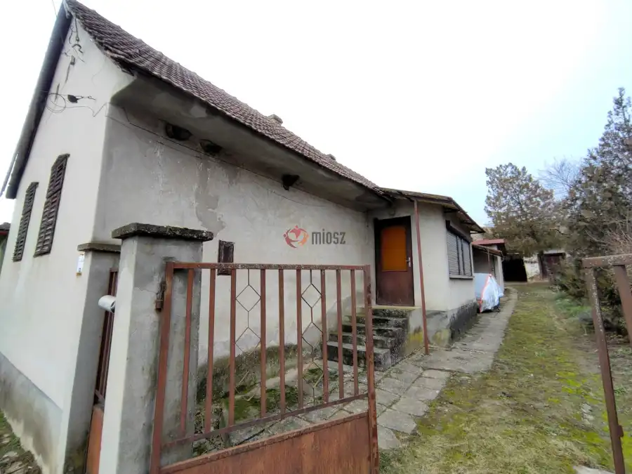 eladó családi ház, Lánycsók