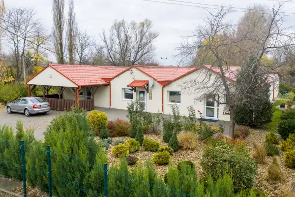 Eladó családi ház, Lovasberény 6+3 szoba 306 m² 128 M Ft