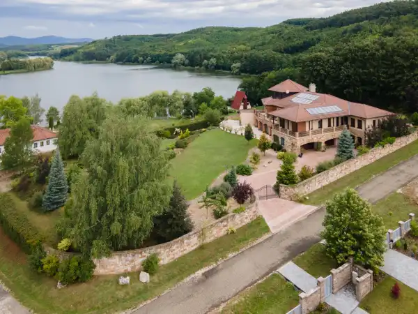 Eladó családi ház, Nőtincs 8 szoba 784 m² 628 M Ft