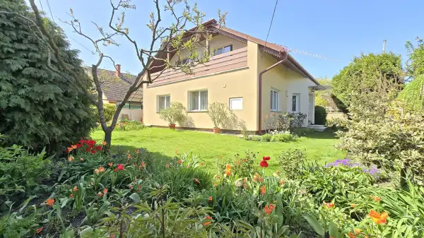 Eladó családi ház, Paks 5 szoba 190 m² 142 M Ft