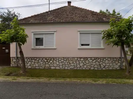 eladó családi ház, Pápa