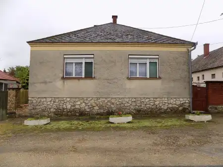 eladó családi ház, Pápateszér