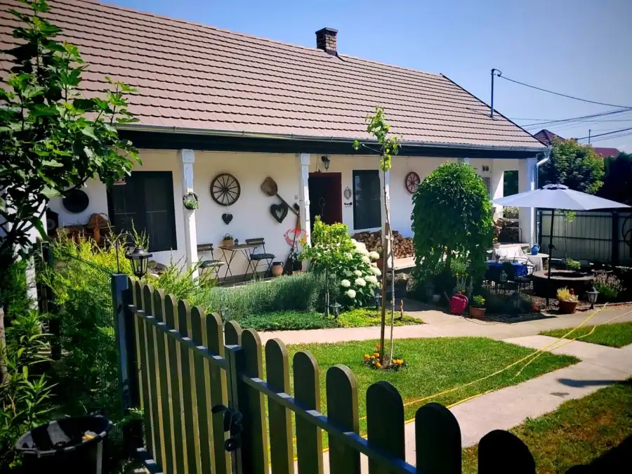 eladó családi ház, Somberek