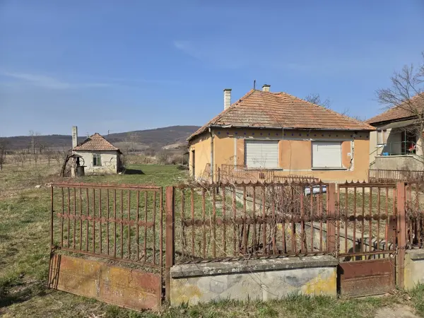 Eladó családi ház, Szegi 2 szoba 90 m² 7.5 M Ft