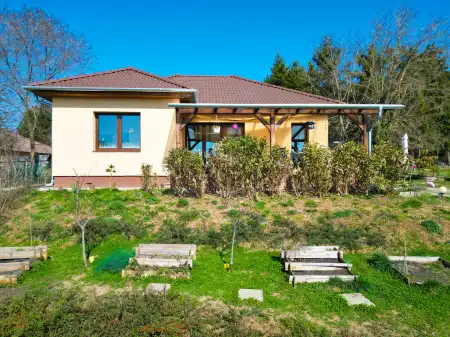 eladó családi ház, Vác