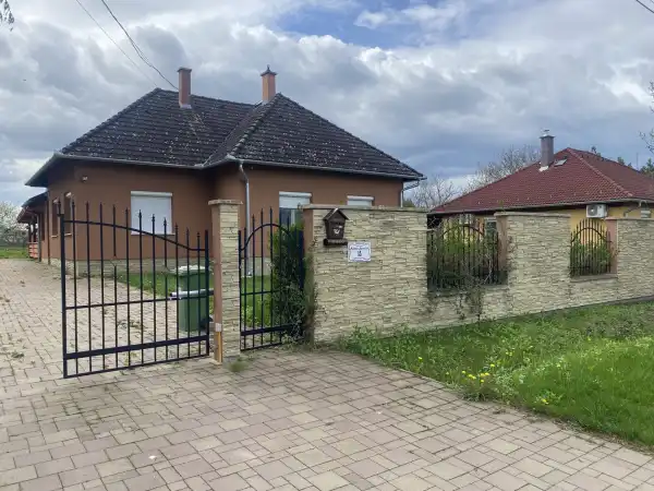 Eladó családi ház, Váchartyán 6 szoba 180 m² 89.9 M Ft