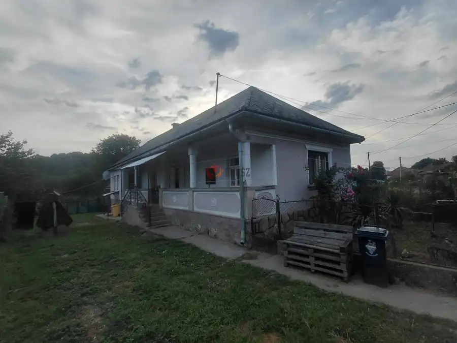 eladó családi ház, Zsujta