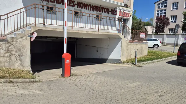 Eladó garázs, Debrecen 24 m² 12 M Ft