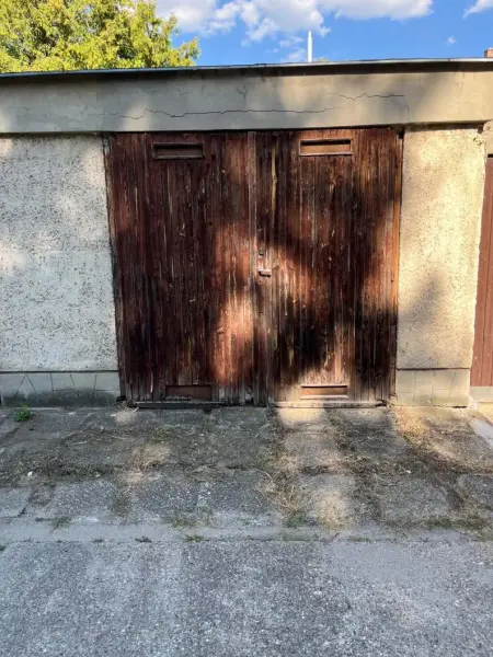 eladó garázs, Tata