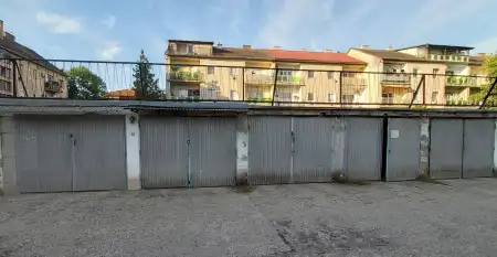 eladó garázs, Vác