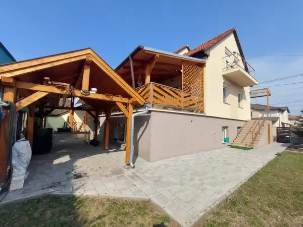 Eladó ikerház, Budapest, XVIII. kerület 7 szoba 260 m² 185 M Ft