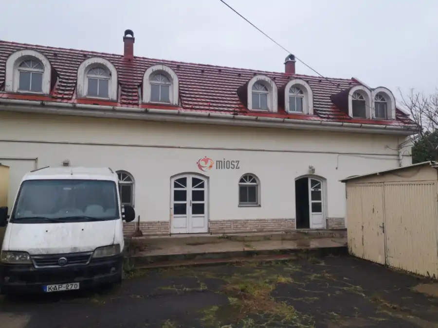 eladó iroda családi házban, Orosháza