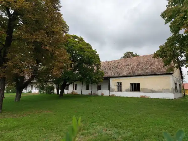 Eladó kúria, Apaj 20+3 szoba 912 m² 54.6 M Ft