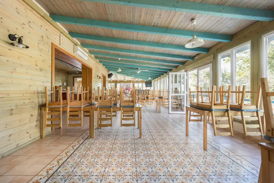 eladó melegkonyhás vendéglátóegység, Vác