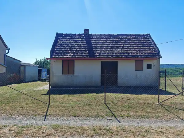 Eladó nyaraló, Eszteregnye 1+1 szoba 29 m² 3.9 M Ft