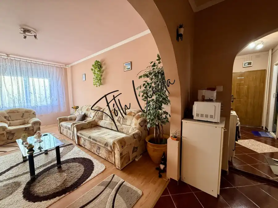 eladó panellakás, Oroszlány