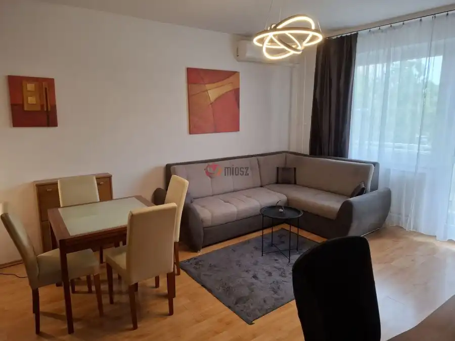eladó panellakás, Paks