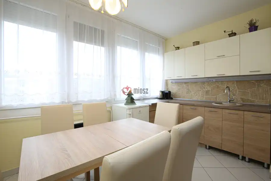 eladó panellakás, Vác