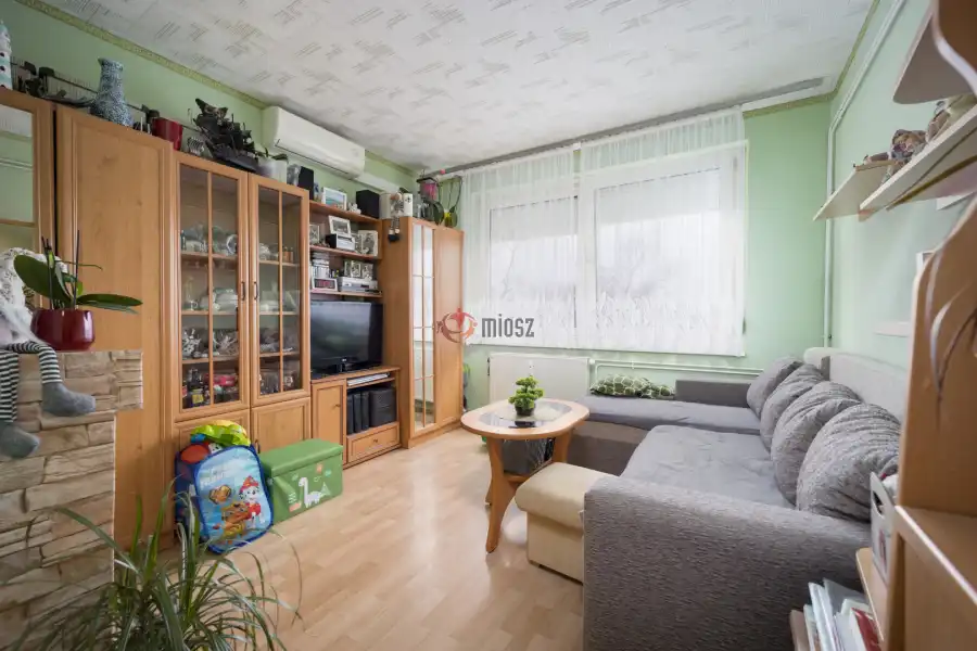 eladó panellakás, Vác