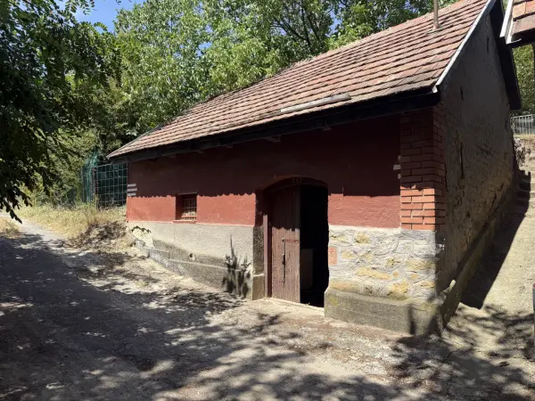Eladó pince, Kesztölc 65 m² 10 M Ft