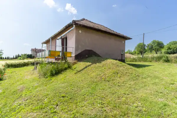 Eladó Szőlős, Pázmánd 1757 m² 13.99 M Ft