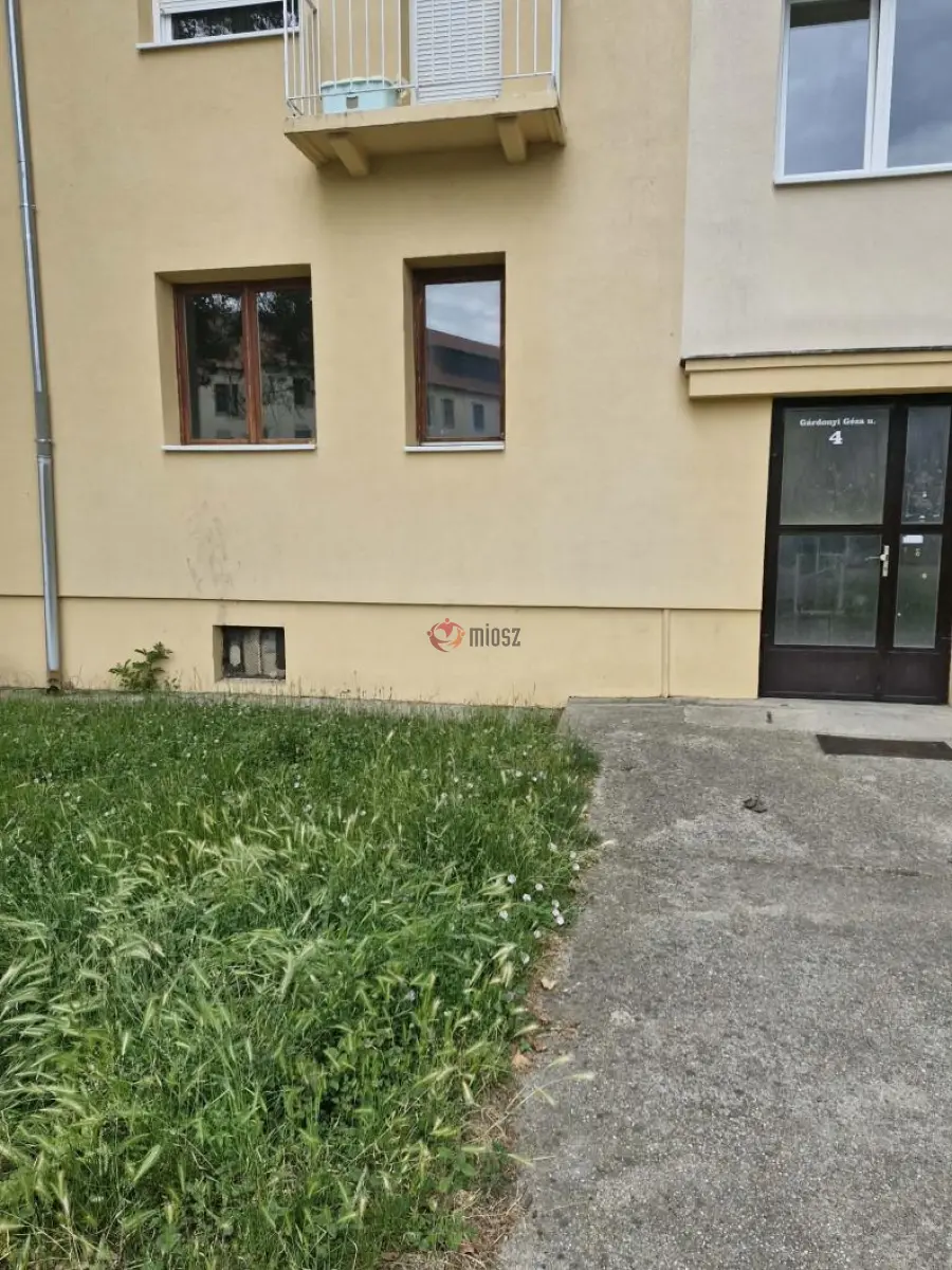 eladó téglalakás, Oroszlány