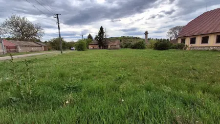 eladó telek, Monok