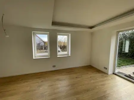 eladó új építésű családi ház, Gyúró