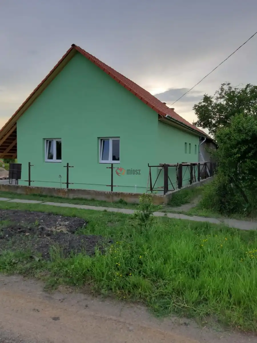 eladó újszerű családi ház, Bucsa