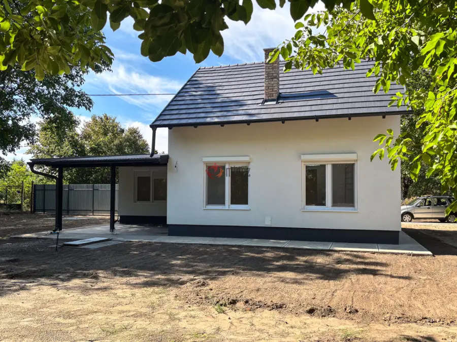 eladó újszerű családi ház, Cegléd