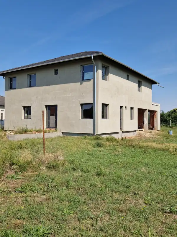 Eladó újszerű családi ház, Délegyháza 4 szoba 293 m² 92 M Ft