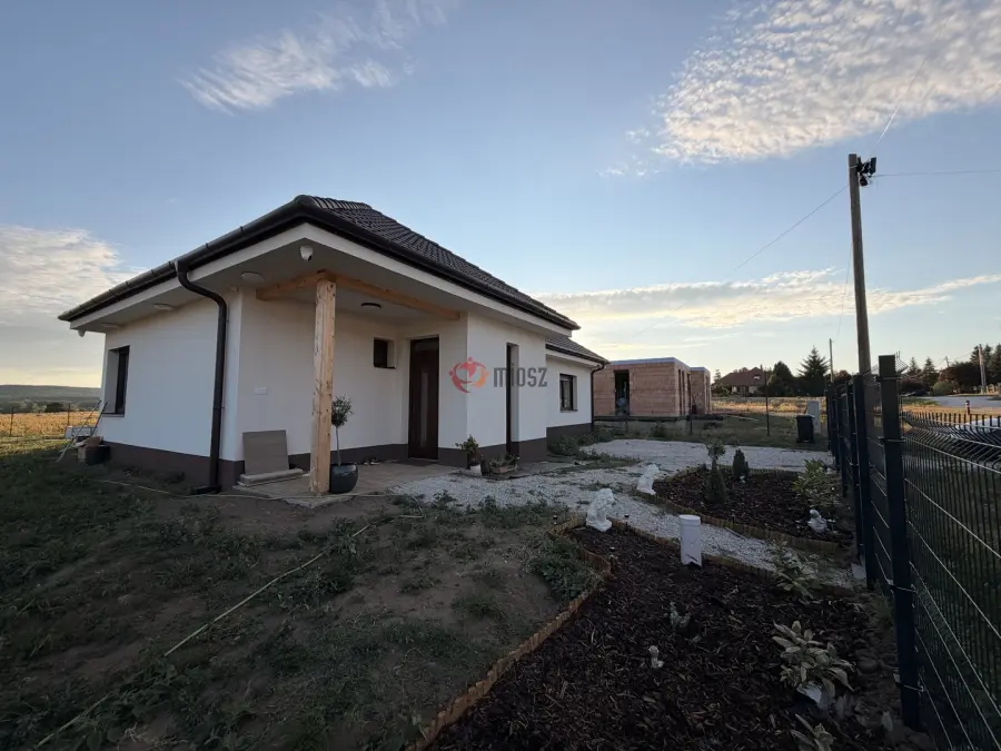 eladó újszerű családi ház, Kesztölc