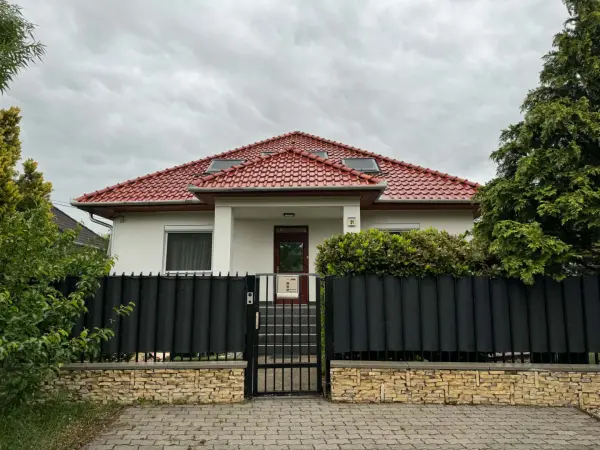 Eladó újszerű családi ház, Tata 5+2 szoba 290 m² 199 M Ft