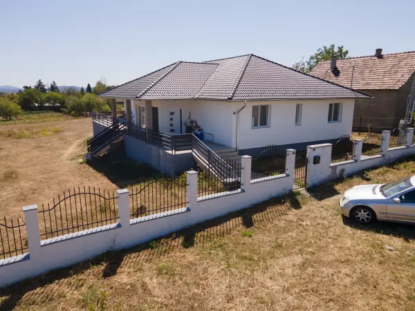 Eladó újszerű családi ház, Tereske 7 szoba 212 m² 135 M Ft