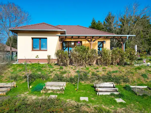 Eladó újszerű családi ház, Vác 4 szoba 213 m² 240 M Ft