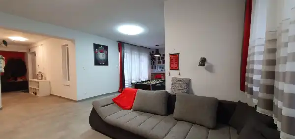 Eladó újszerű családi ház, Vácduka 2+3 szoba 165 m² 129.9 M Ft