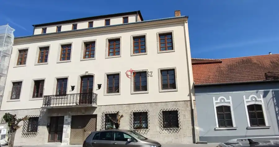 eladó újszerű téglalakás, Esztergom