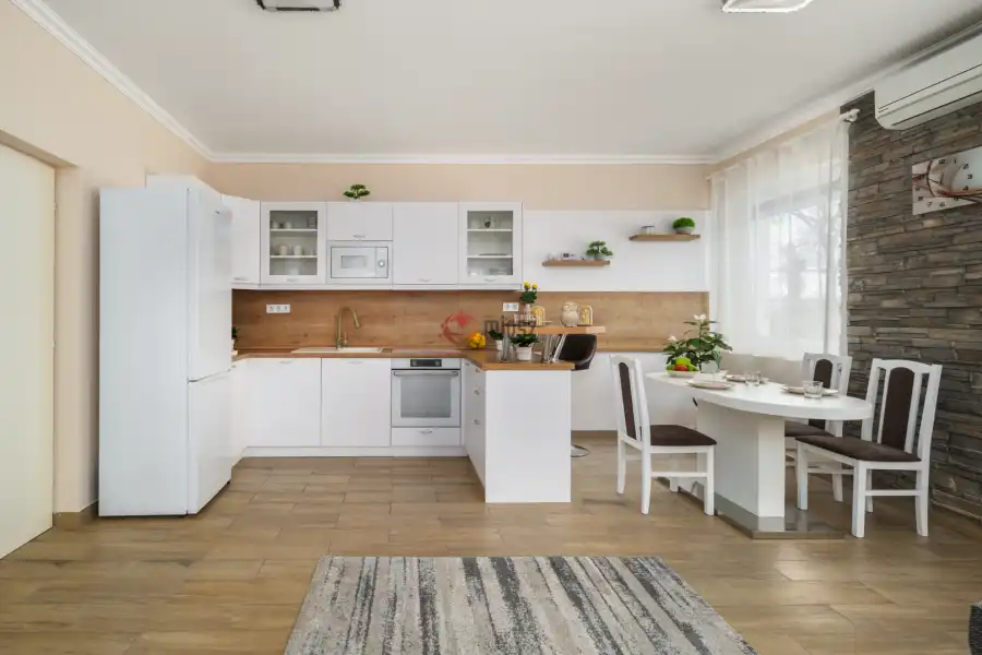 eladó újszerű téglalakás, Felsőpakony