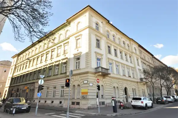 Eladó üzlethelyiség utcai bejáratos, Budapest, II. kerület 2 szoba 68 m² 130 M Ft